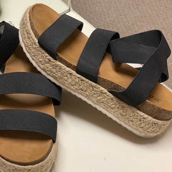 Soda Espadrilles with black stretchy bands. Size 8 - Picture 2 of 5